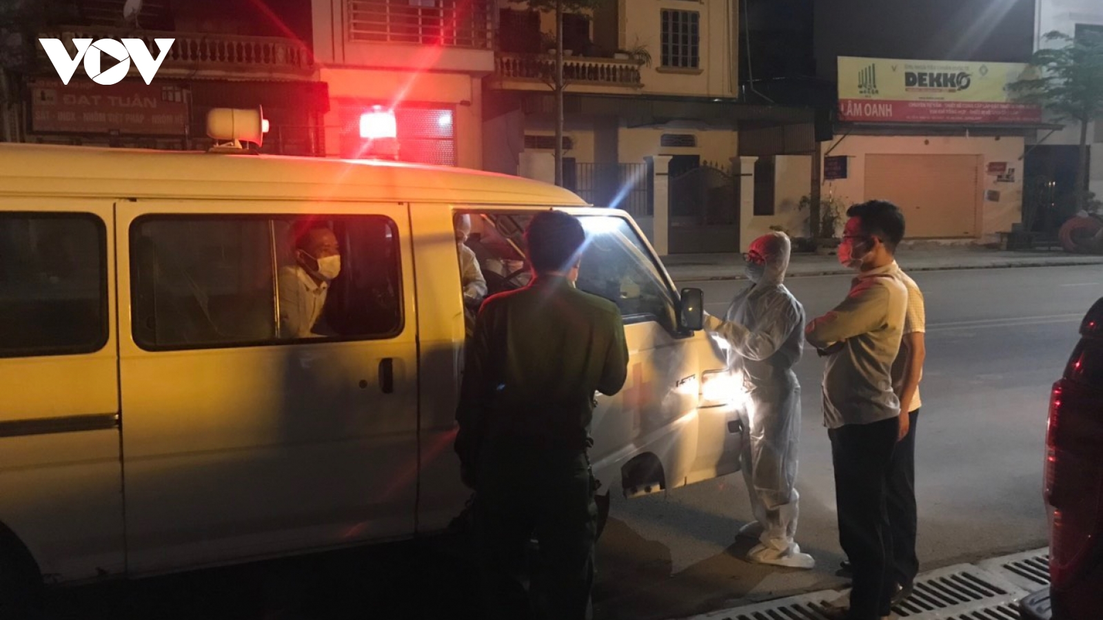 Không nghiêm túc cách ly tại nhà, người đàn ông bị đưa đi cách ly trả phí